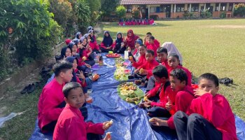 Mahasiswa PPLK II IAIN SAS Babel Bersama Siswa SMP Negeri 1 Puding Besar Peringati Hari Pangan Sedunia dengan Kegiatan Makan Bekal Sehat Bersama