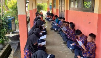Mahasiswa PPLK II IAIN SAS Babel Dukung Peningkatan Budaya Literasi UPTD SMP Negeri 1 Puding Besar