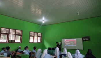 Mahasiswa PPLK II Implementasi QRIS sebagai Media Pembelajaran di Mts An-Najah Payabenua