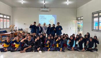 Mahasiswa Prodi KPI Gelar Sosialisasi dan Pelatihan Public Speaking di SMA Negeri 1 Mendo Barat