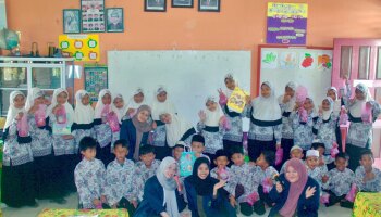 Mahasiswa Prodi KPI Tanamkan Semangat Pancasila pada Anak-Anak SDN 5 Mendo Barat