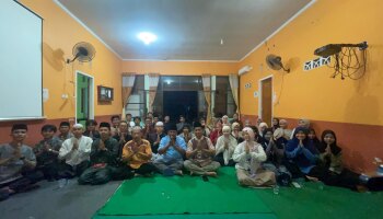 Mengisi Jiwa Spiritual: Mahasiswa KKN IAIN SAS Babel Pimpin Yasinan Rutinan Tiap Malam Jumat di Kantor Desa Kelubi