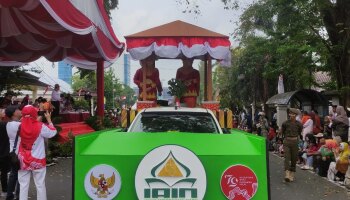 Meriahkan HUT RI Ke- 79, IAIN SAS Babel Manfaatkan Momen Pawai untuk Sosialisasi Kampus