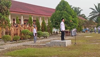 Mewakili Rektor IAIN SAS Babel, Dr. Tr. Zahwan Zaki Jadi Pembina Upacara di SMAN I Sungai Selan di Sambut Antusias