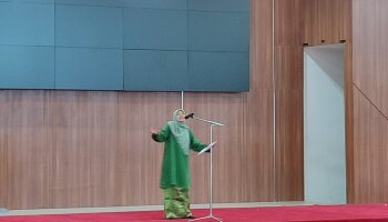 Oktaviani, Mahasiswi Prodi PAI IAIN SAS Babel Tampil Memukau dalam Pertunjukkan Baca Puisi SEIBA Internasional festival