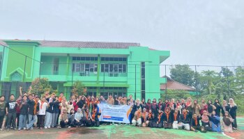 Ormawa Gruduk Student Center: Gotong Royong Bersihkan Sekretariat, Perkuat Kebersamaan