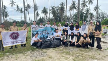 Peduli Lingkungan, Hima Prodi Psikologi Islam Bersih-Bersih Sampah di Pantai Koala