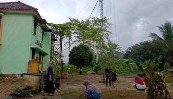 Peduli Lingkungan Kampus, Ma’had Al-Jami’ah Adakan Bersih - Bersih
