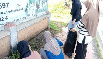 Peduli Lingkungan Mahasiswa IAIN SAS Babel KKN 35 Desa Mekar Jaya Adakan Giat Bersih Lingkungan Masjid At- TaQwa