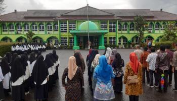 Pelaksanaan Upacara Peringatan Hari Lahir Pancasila di IAIN SAS Babel diliputi kondisi hujan lebat dan deras