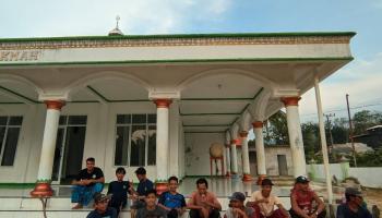 Peserta KKN IAIN SAS Bangka Belitung Posko 09 Bersama Warga  Desa Lubuk Pabrik Dusun C2 laksanakan Kerja Bakti