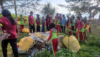 Word Clean Up Day, Pokdarwis dan Mahasiswa KKN IAIN SAS Babel Bersihkan Sampah di Pantai Lampu Tanjung Labu