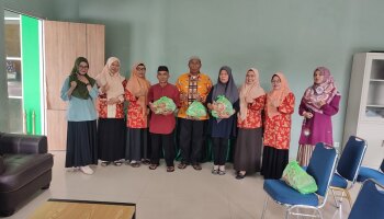 Ramadan Penuh Berkah, DWP IAIN SAS Babel Berbagi ke Purna Tugas Tenaga Kebersihan, Satpam dan Panti Asuhan