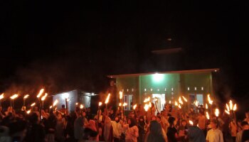 Rayakan Tahun Baru Islam 1446 Hijriah, Mahasiswa KKN IAIN SAS Babel dan Warga Desa Paradong Gelar Pawai Obor