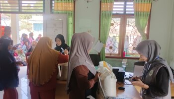 Sinergi Positif: Mahasiswa KKN IAIN SAS Babel Berkontribusi dalam Pembagian Bantuan Pangan