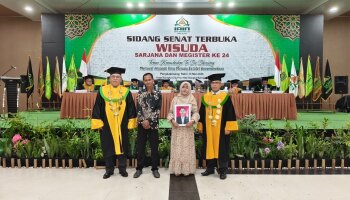 Suasana Haru Warnai Wisuda IAIN SAS, Orangtua Gantikan Anak yang Tiada