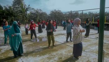 Mahasiswa Kelompok 28  KKN IAIN SAS Bangka Belitung Gelar Senam Sehat Bersama Masyarakat Desa Sarangmandi