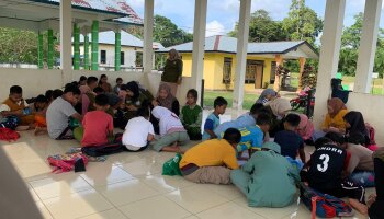 Tingkatkan Minat Bahasa Inggris, Mahasiswa KKN IAIN SAS Babel Adakan English Free Lesson  Bagi Anak-anak di Desa Limbongan