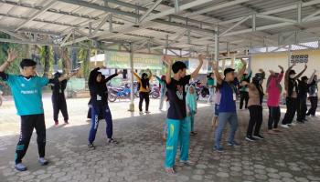 Mahasiswa KKN IAIN SAS Bangka Belitung Desa Ramadhon Senam Aerobic dan Ikuti Pembinaan KB Bersama Warga.