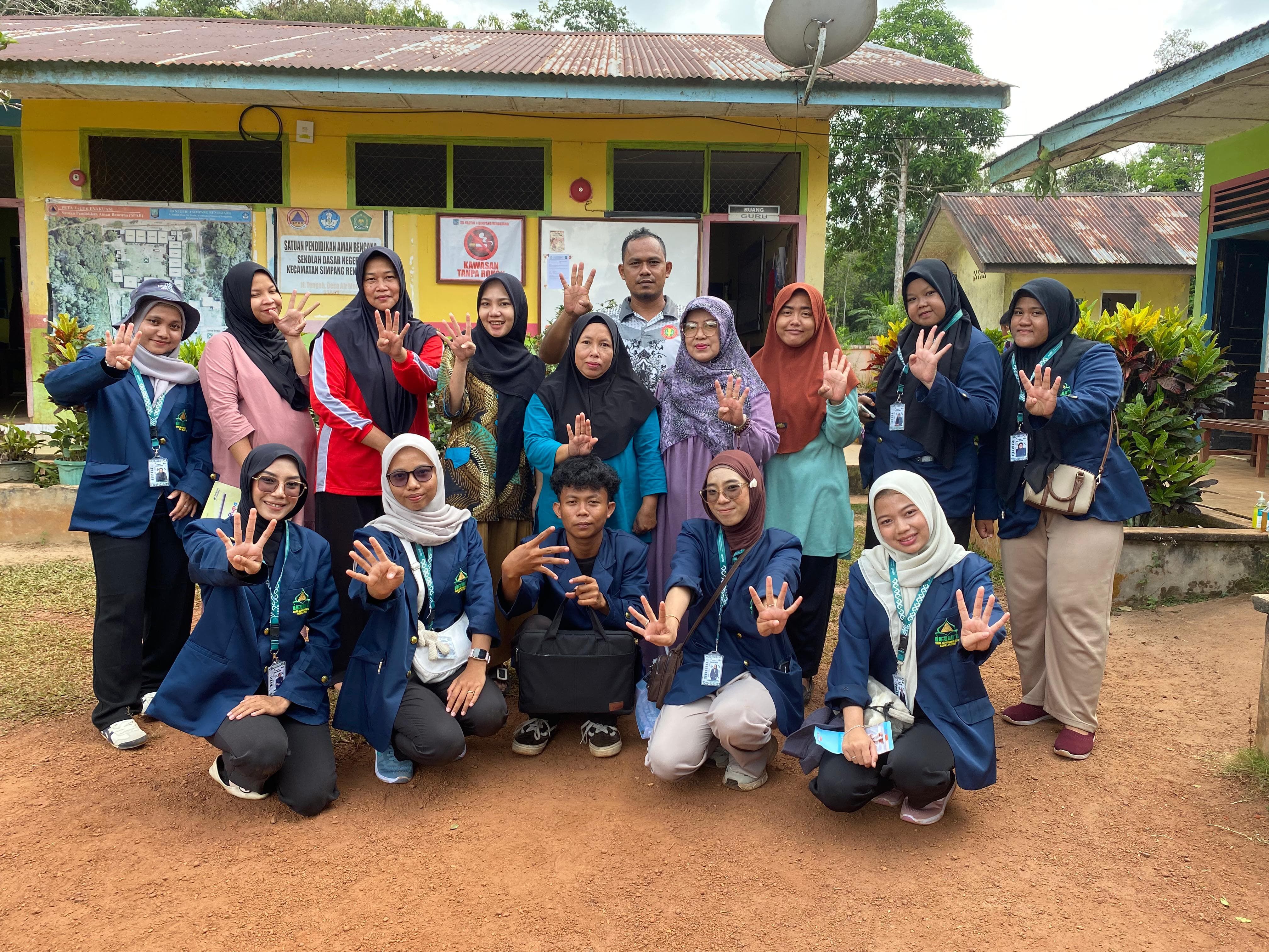 Sosialisasi dan Praktik PHBS oleh Mahasiswa KKN IAIN SAS Babel di SDN 04 Simpang Renggiang : Edukasi Sejak Dini untuk Hidup Sehat