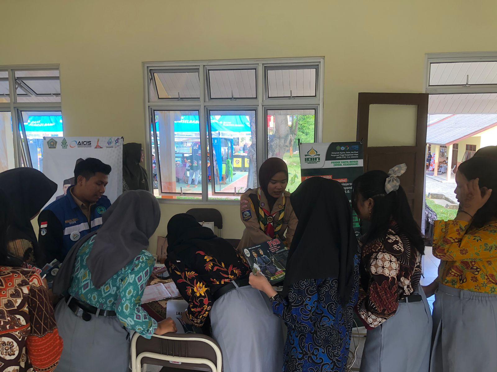 Sosialisasi Mahasiswa Baru IAIN SAS Babel pada Pameran Kampus di HUT SMANSA Sungailiat