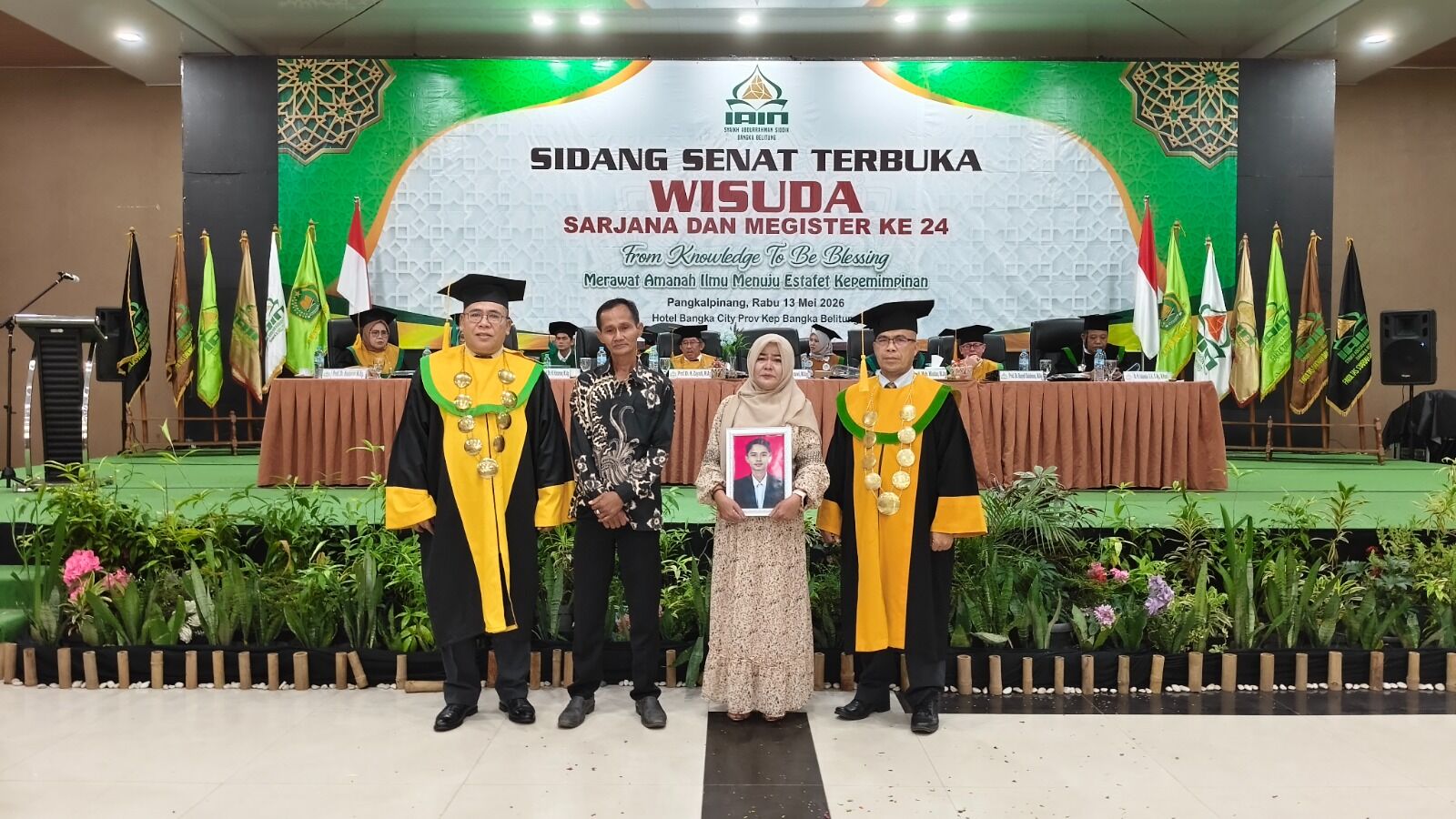 Suasana Haru Warnai Wisuda IAIN SAS, Orangtua Gantikan Anak yang Tiada