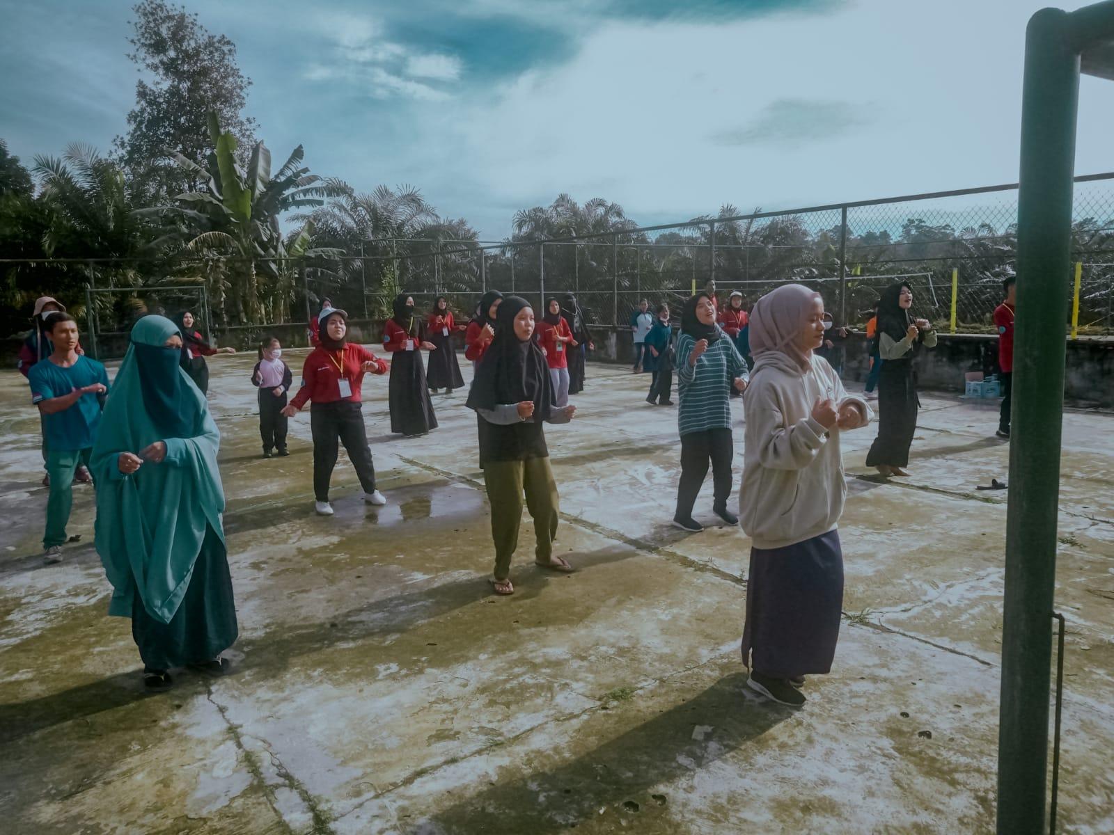 Mahasiswa Kelompok 28  KKN IAIN SAS Bangka Belitung Gelar Senam Sehat Bersama Masyarakat Desa Sarangmandi