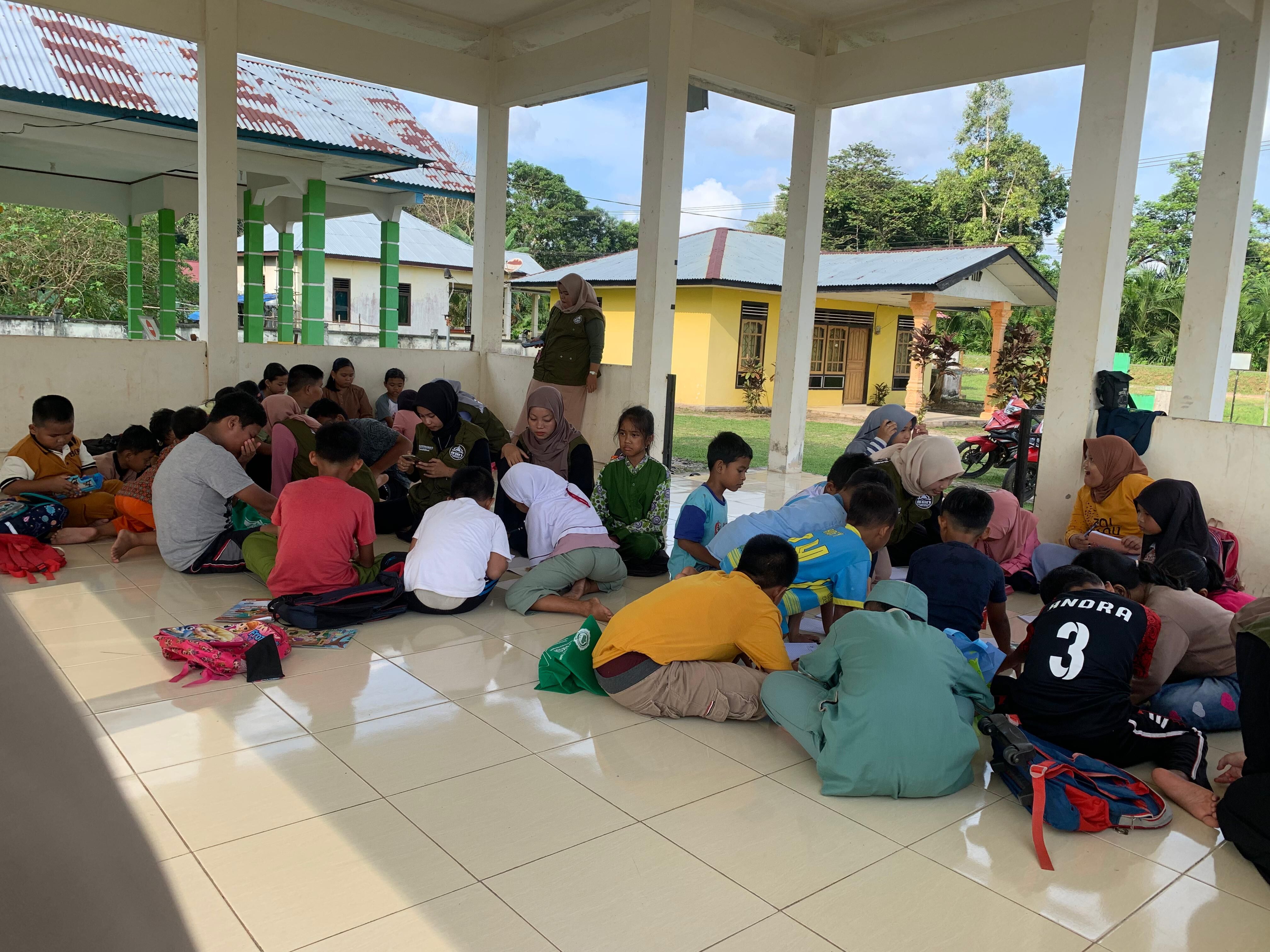 Tingkatkan Minat Bahasa Inggris, Mahasiswa KKN IAIN SAS Babel Adakan English Free Lesson  Bagi Anak-anak di Desa Limbongan